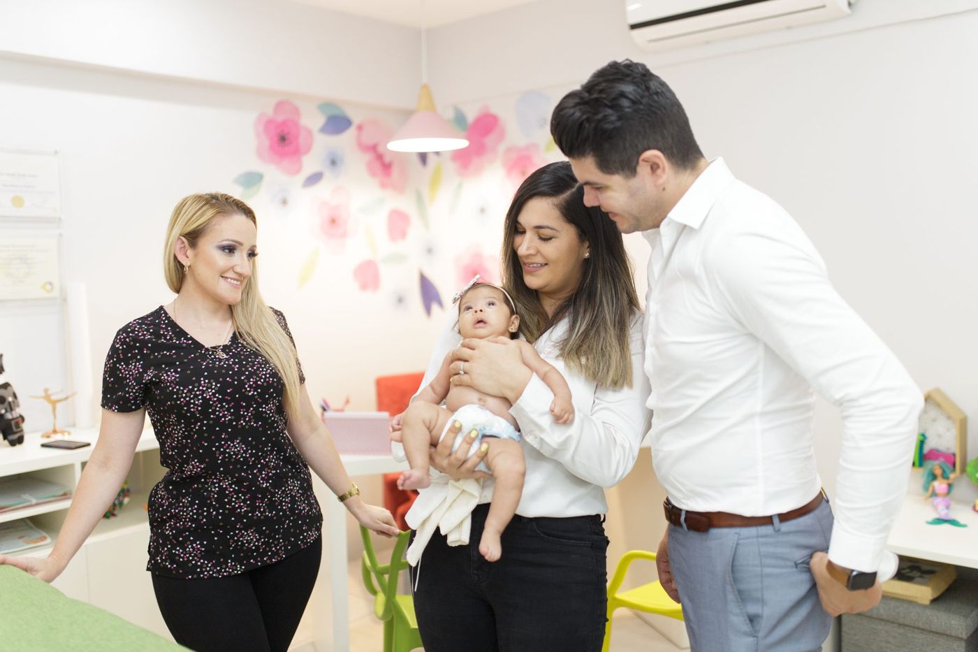Marilyn acompañando a una familia con su recién nacido